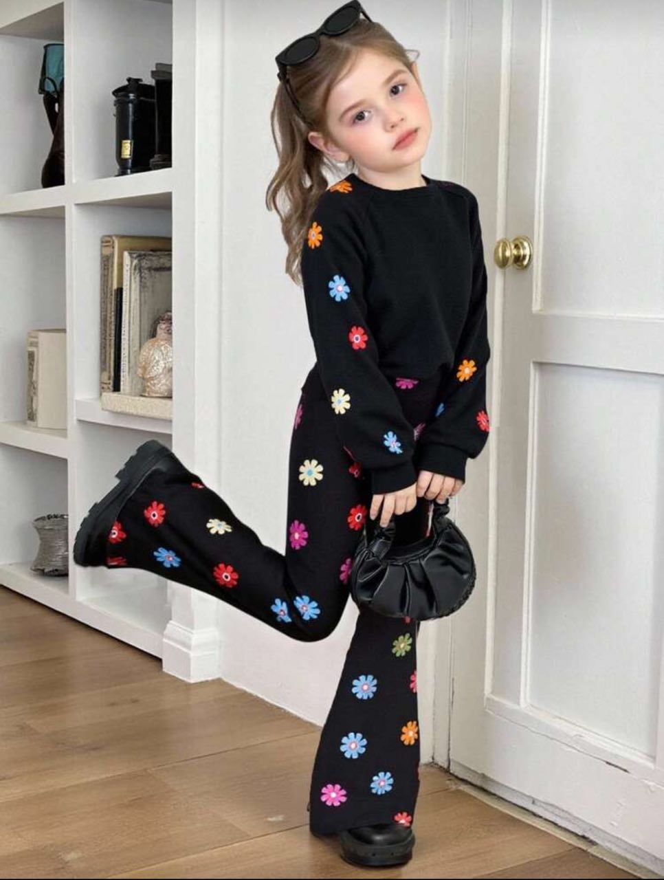طقم بناتي خريفي أسود مزهر (سويت-شيرت + بنطلون فلير) - Kenda Shop